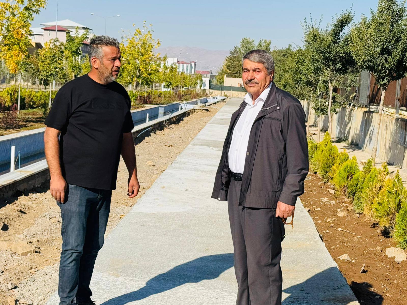 İlçemizin çevresi ve şehir girişlerini daha estetik, daha düzenli bir görünüme kavuşturmak için ekiplerimiz sahada aralıksız çalışıyor.