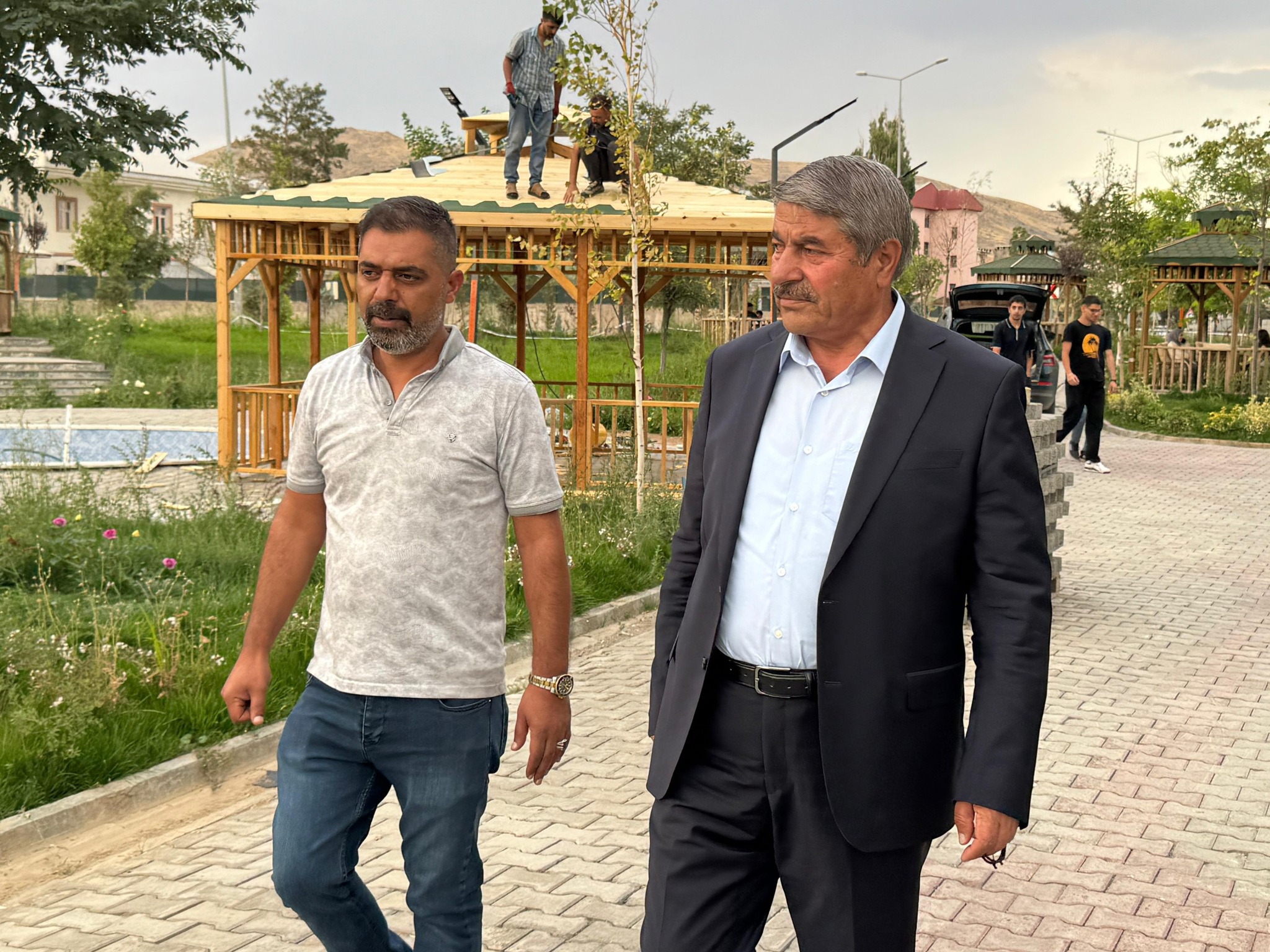 İlçemizin nefes alan noktalarından biri olan Selahaddin Eyyubi Parkı’nda devam eden peyzaj ve çevre düzenleme çalışmalarını yerinde inceledim.